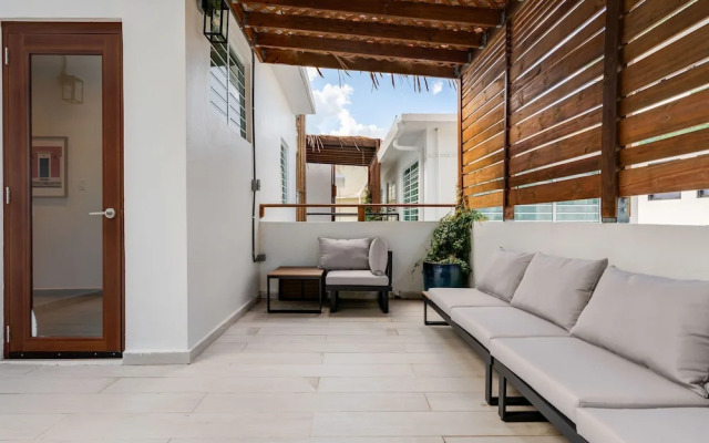Stylish Apartment Includes Pool Parking in Condado