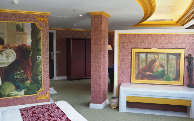Lake Hotel