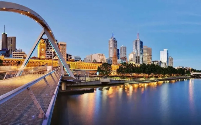 Large 3BR Apt Near Crown, Sleeps 10, Free Parking