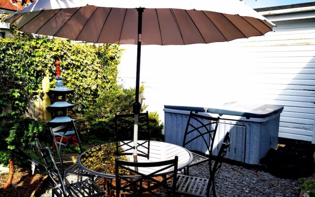 Fabulous,3 bedrooms, garden, hot tub, sleeps 8.