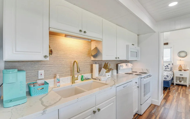 Pet-friendly Galveston Home: Walk to Beaches!