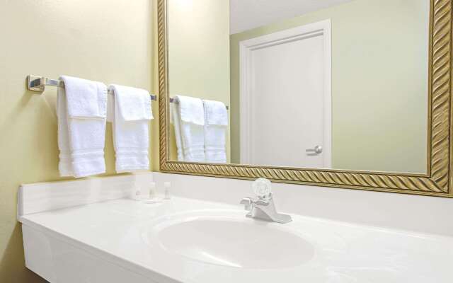 Days Inn and Suites by Wyndham St. Louis/Westport Plaza