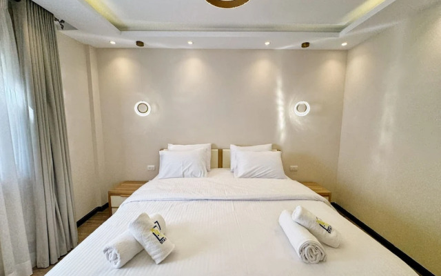 Calm & Classy 2BR - 5 min to Airport
