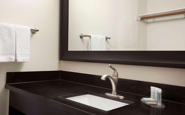 Travelodge by Wyndham Bakersfield