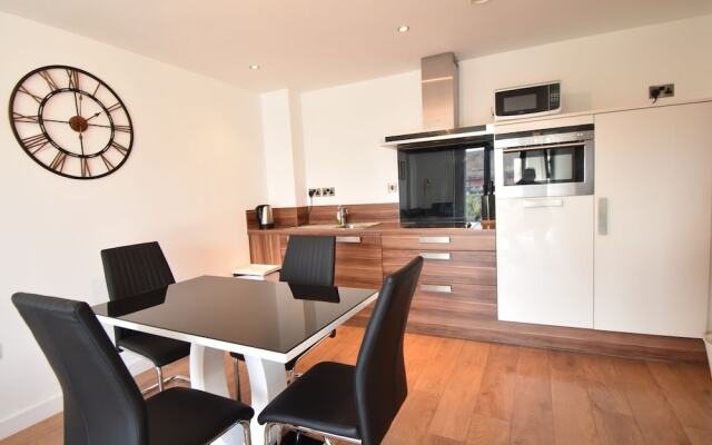 Contemporary Apartment in Sheffield near River
