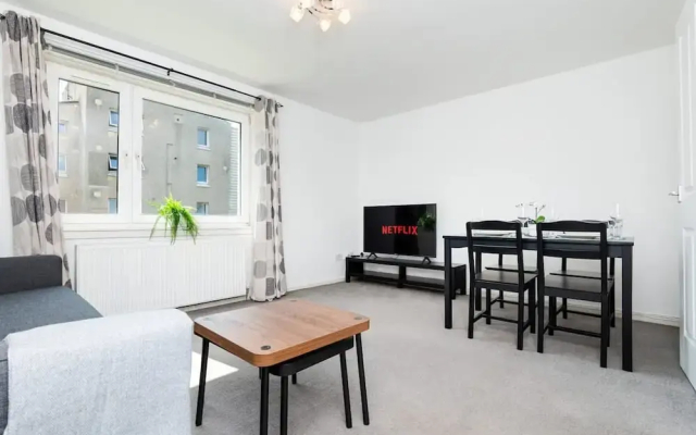 2 Bedroom Flat - Free Parking