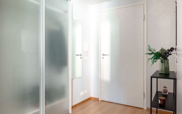 2ndhomes Stylish 1BR Apt w Sauna&Balcony
