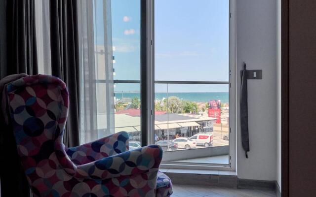 Beachfront 1BR apartment- Spa n Pools