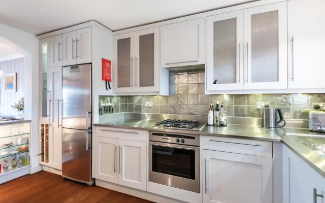Immaculate Hammersmith Home By The River Thames