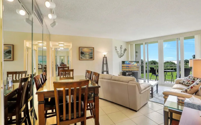 Cozy Beachfront Condo With Pool and Tennis Courts