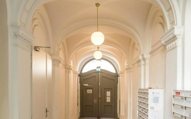 Prater Balcony Suite by ichbucheAT