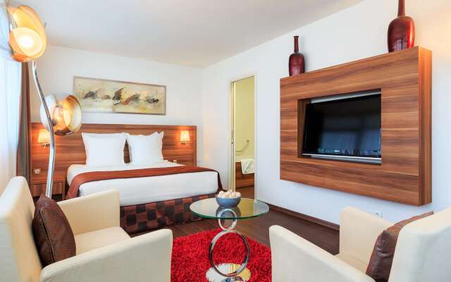 Gatsby Hotel & Restaurant by Happyculture