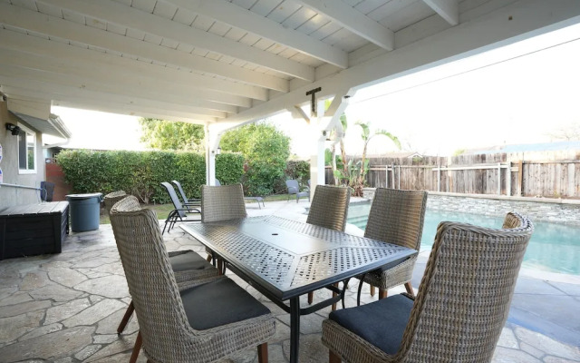 Sweet 4 bedroom, 3 bath plus Loft Bedroom, Pool Home
