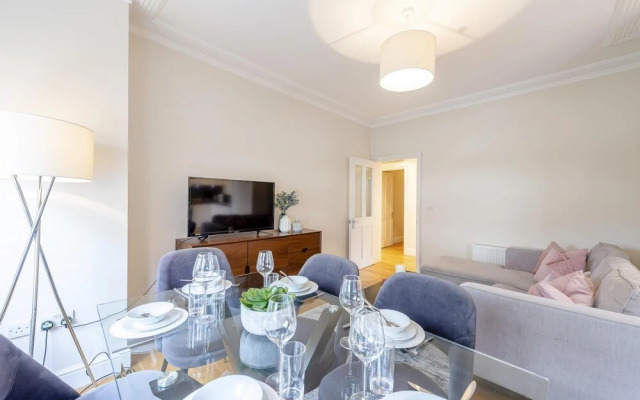 Modern Three Bedroom Apartment in Hammersmith
