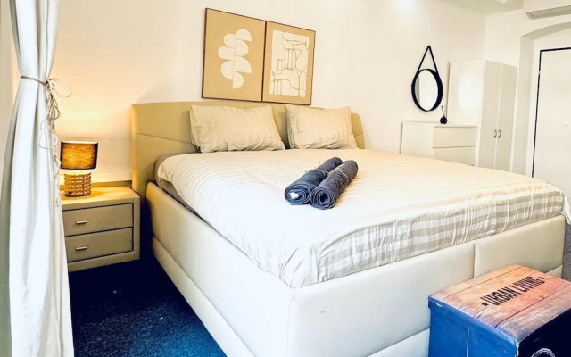 Spacious 7BR Apartment Prime Location
