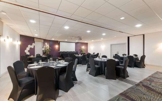 Clarion Inn & Suites Across From Universal Orlando Resort