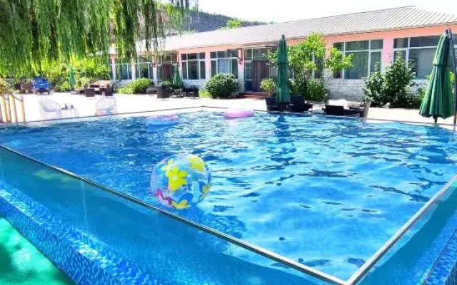 Leisure Pond-Childhood Joy Volley Lodge