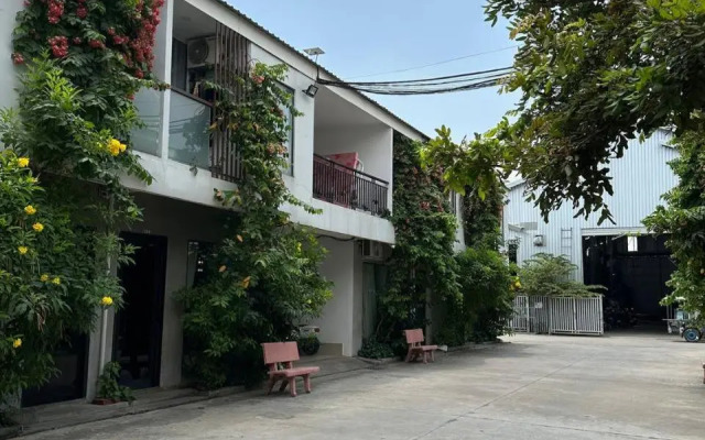 Mango Hotel