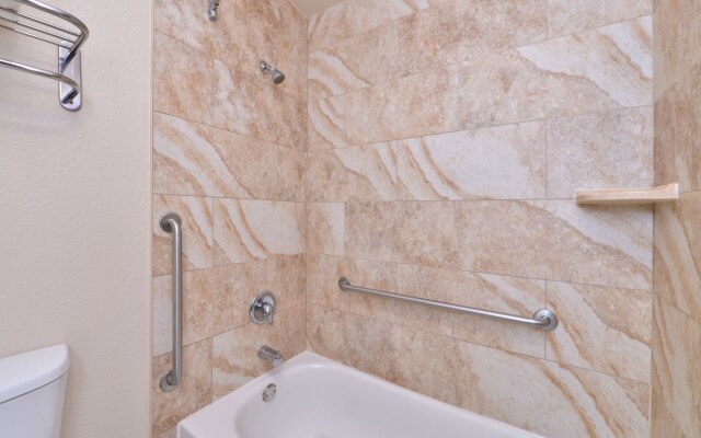 La Fuente Inn & Suites