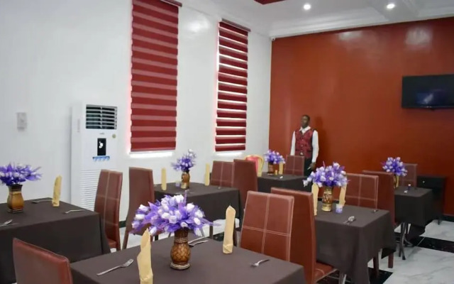MountRoyal Centre Hotel and Suites