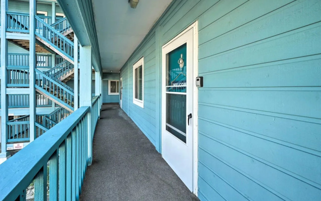 Condo w/ Balcony & Pool: Walk to 2 Beach Accesses!