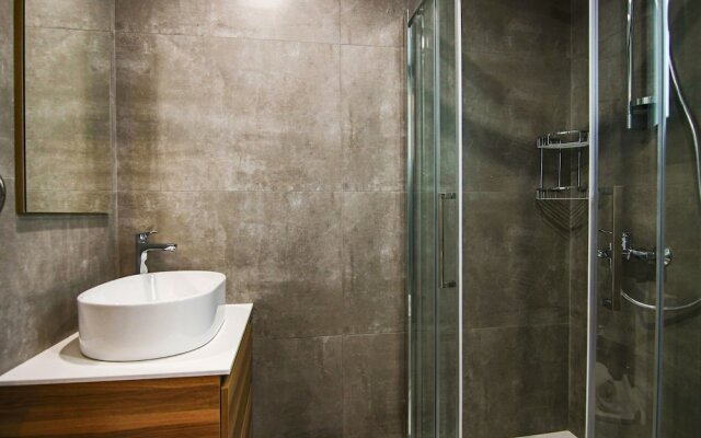 Phaedrus Living: Sea View Anna Residence 302