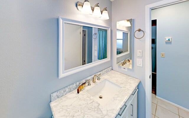 1465 Brier Home - 3 Br Home