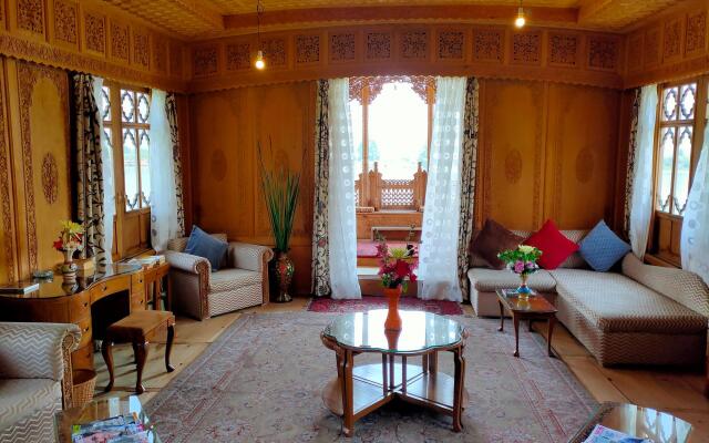 Khilona Group of Houseboat
