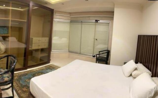 شقه على كورنيش المعادى تطل مباشرة على النيل للعائلات فقط