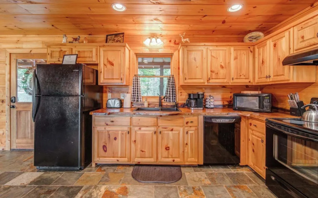 Gorgeous & Secluded 3 BDR Cabin in Mineral Bluff!