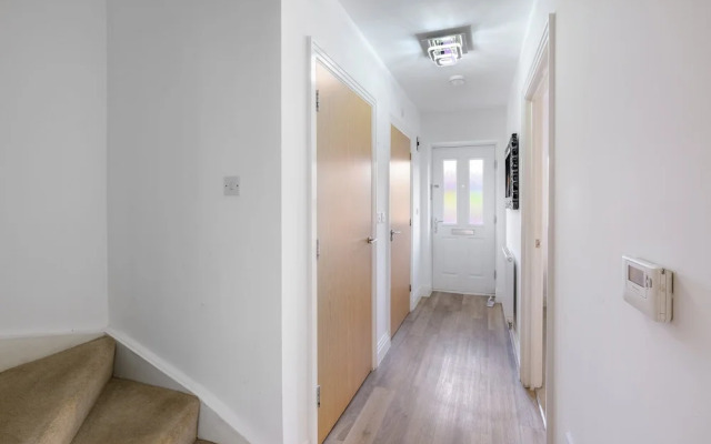 Foxherne 6 Bed & 3 Bath Serviced Hse -20