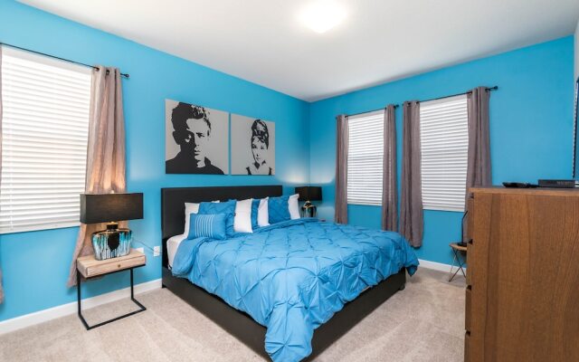 6 Bedroom, 6 Bath Pool Home