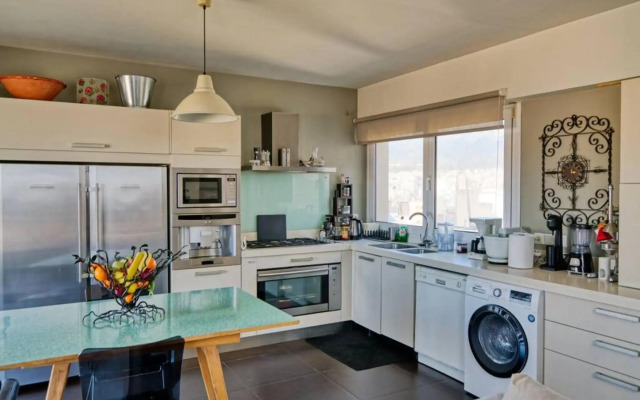 Pristine penthouse with Parthenon view by the pool