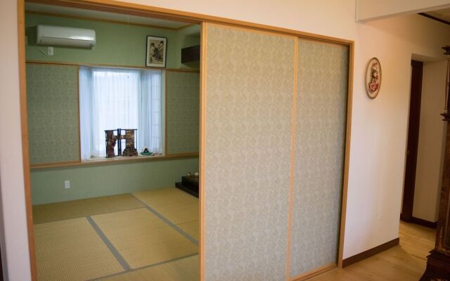 The Girl / Vacation Stay 15536