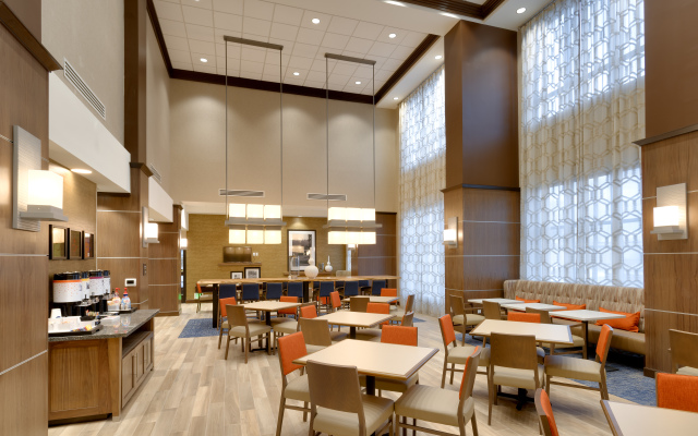 Hampton Inn & Suites Teaneck Glenpointe