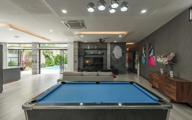3BR Near Beach Tub & Pool Table V204