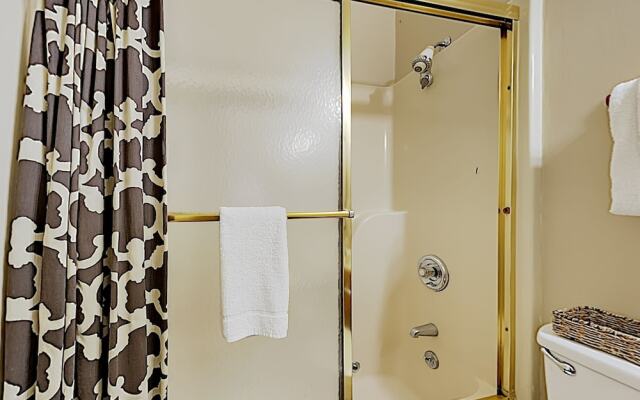 Roundette Cabin 2 Bedrooms 1.5 Bathroom Cabin