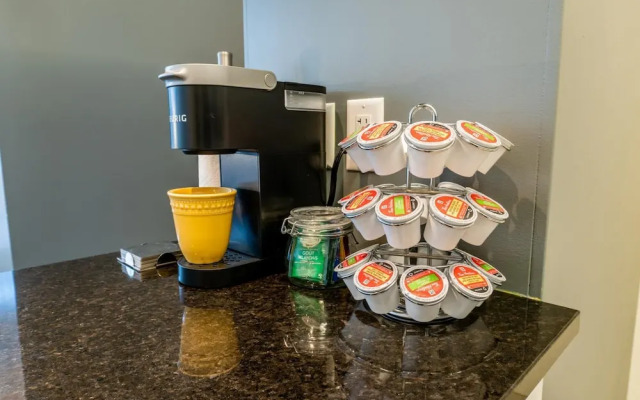 Comfy DT Loft w Parking Rooftop Patio BBQ Gym