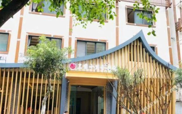 Zhengba Shilixiang Courtyard (Luding Daduhe Bridge)