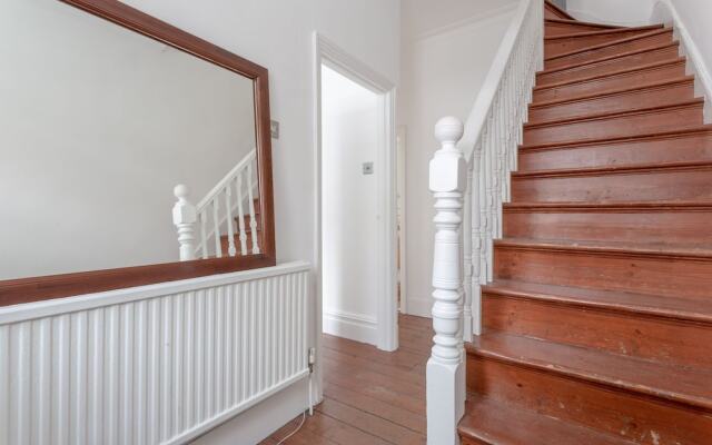 Spacious 4 Bedroom House Close to Tooting Station