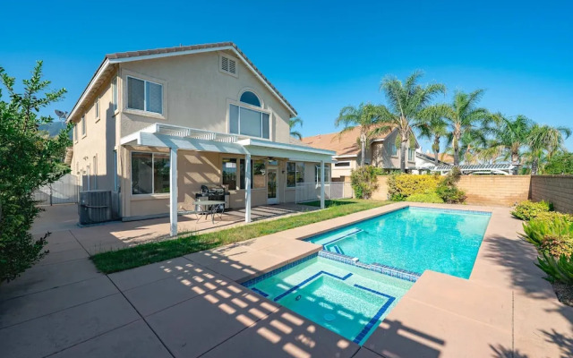 Bright Designer Home w Pool Near Everything