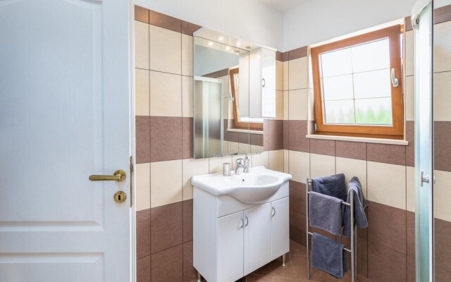 Awesome Home in Liznjan With Wifi and 2 Bedrooms