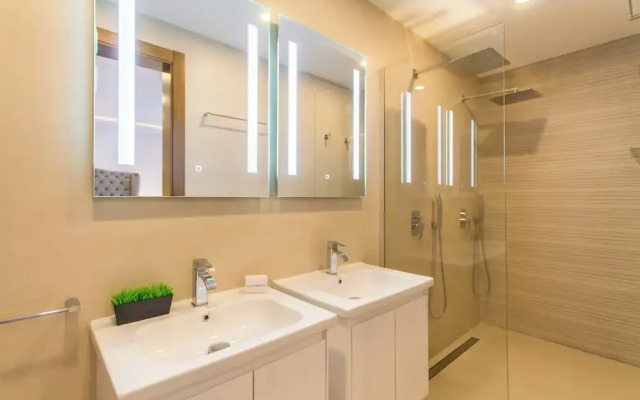 Spacious & Modern by the sea Qawr