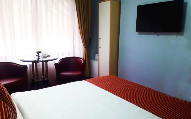 Hotel Aristocrat & Fish Restaurant