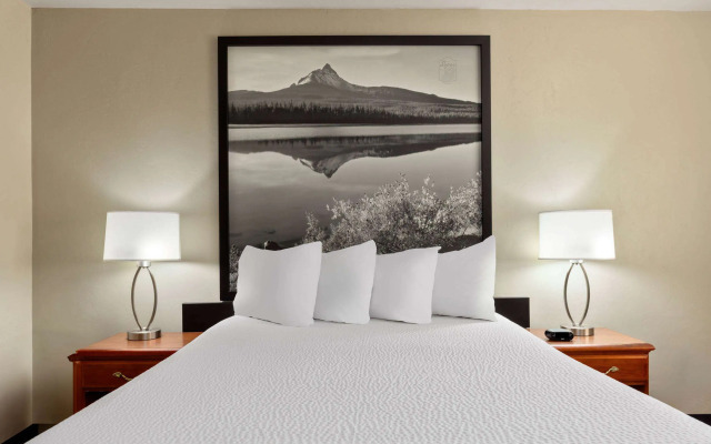 Super 8 by Wyndham Roseburg