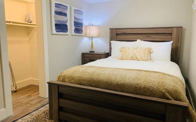 Inviting Bungalow Next to UNC - Free cruiser bikes!