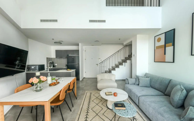 High-rise 3 bedroom Apartment with Balcony