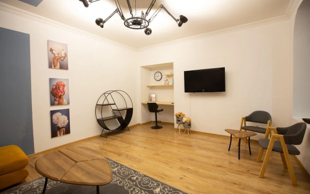 Veranda House on Samreklo 25