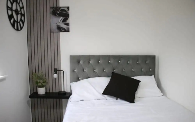 3 Bedroom House Close to City Centre/ Free Parking