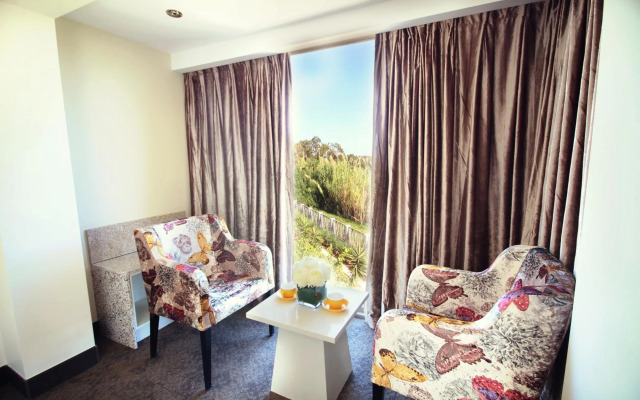Swan River Hotel